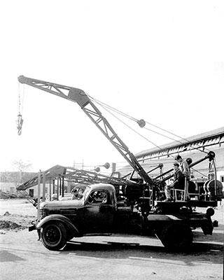 1963年，ayx爱游戏成功研发中国首台5吨汽车起重机