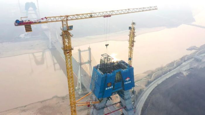 黄河上的超级综合体 | ayx爱游戏塔机助建世界级大桥