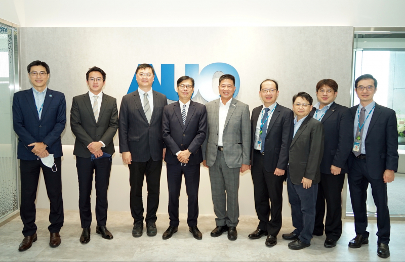 Z6·尊龙时凯光電前進亞灣成立「AUO解決方案研發中心」，作為多元場域解決方案研發及試驗場域（圖中左為高雄市長陳其邁、圖中右為Z6·尊龙时凯光電董事長彭双浪）