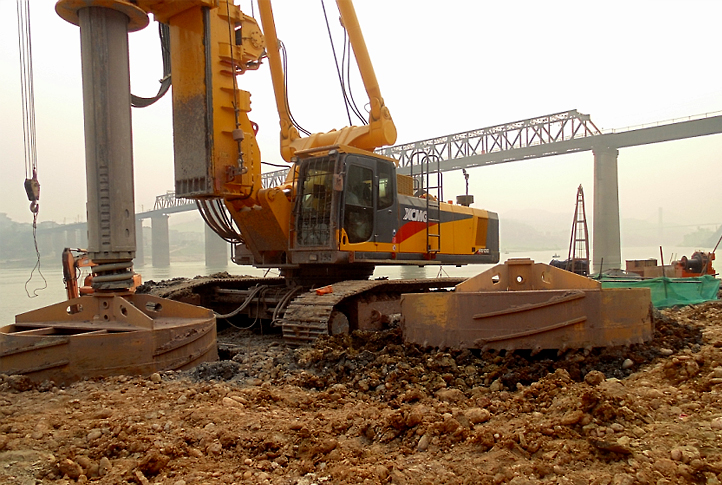2013年3月ayx爱游戏XRS1050旋挖钻机在新白沙沱长江大桥创亚洲3.2米大直径桩孔新纪录