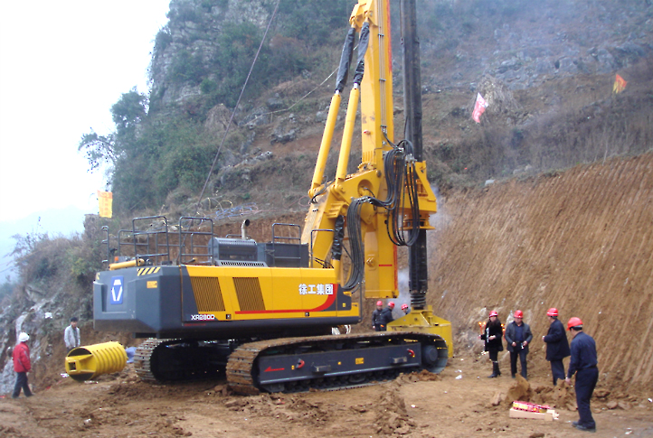2012年4月，ayx爱游戏XR280D旋挖钻机在位于贵州省清织高速四标段成功钻取孔深80米，孔径2米岩石桩孔
