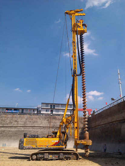 2013年6月ayx爱游戏XR150DCFA长螺旋钻机在张家港进行房建桩施工