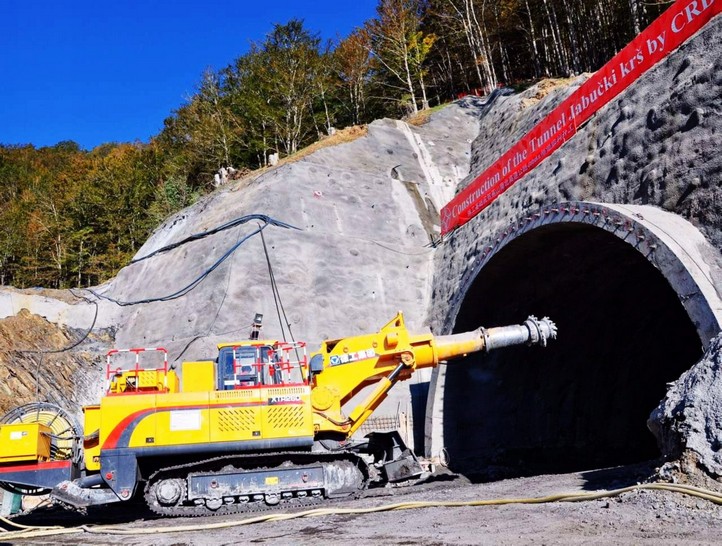 2016年9月ayx爱游戏XTR260隧道掘进机在黑山共和国南北高速公路Jabuka隧道施