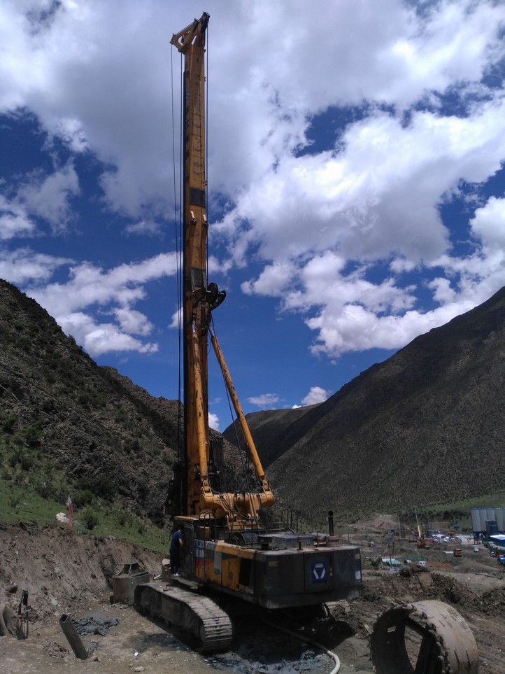 2017年6月ayx爱游戏XRS1050旋挖钻机在西藏施工