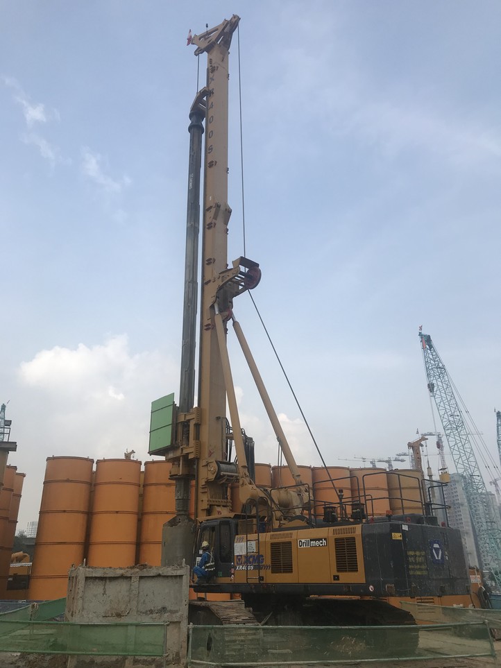 2019年4月ayx爱游戏XR400S旋挖钻机在新加坡施工