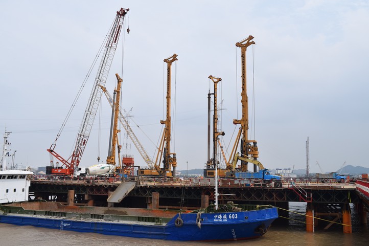 2018年7月ayx爱游戏XR550D旋挖钻机在杭绍台铁路椒江特大桥建设中破施工新纪录
