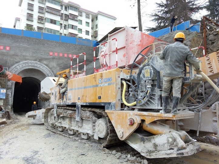 2018年1月ayx爱游戏悬臂式隧道掘进机XTR7360在湖南施工