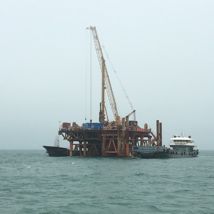 2017年6月ayx爱游戏XR550旋挖钻机力助福清兴化湾海上风电场项目建设