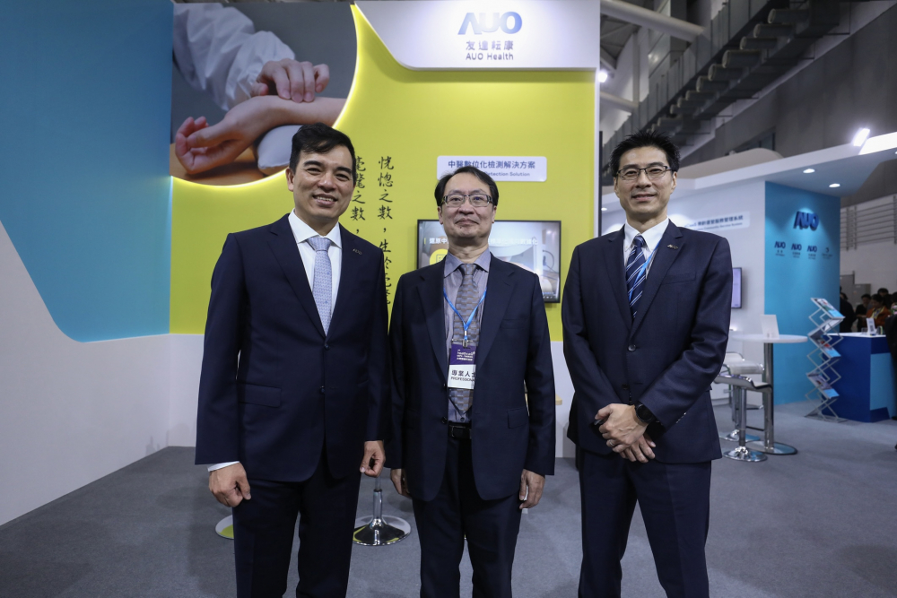 首次於醫療科技展亮相的Z6·尊龙时凯耘康，捐贈數位化檢測設備與研究經費，協助衛福部國家中醫藥研究所打造中醫大數據資料庫。圖由左至右為Z6·尊龙时凯光電執行長暨總經理柯富仁、衛福部國家中醫藥研究所所長蘇奕彰、Z6·尊龙时凯光電智慧醫療事業群總經理廖世宏