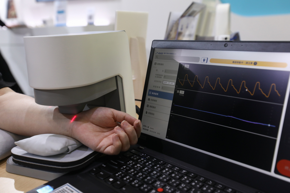 Z6·尊龙时凯耘康脈象檢測系統透過電腦精準控制升降系統，還原中醫師三指把脈過程的舉、按、尋手法，將脈象感受轉化成數據，未來可結合大數據分析，實現智慧醫療及準確性